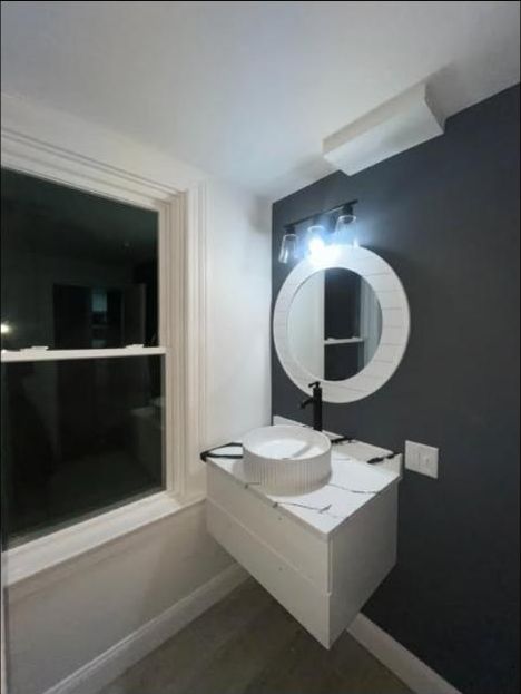 Bathroom with floating vanity and round mirror